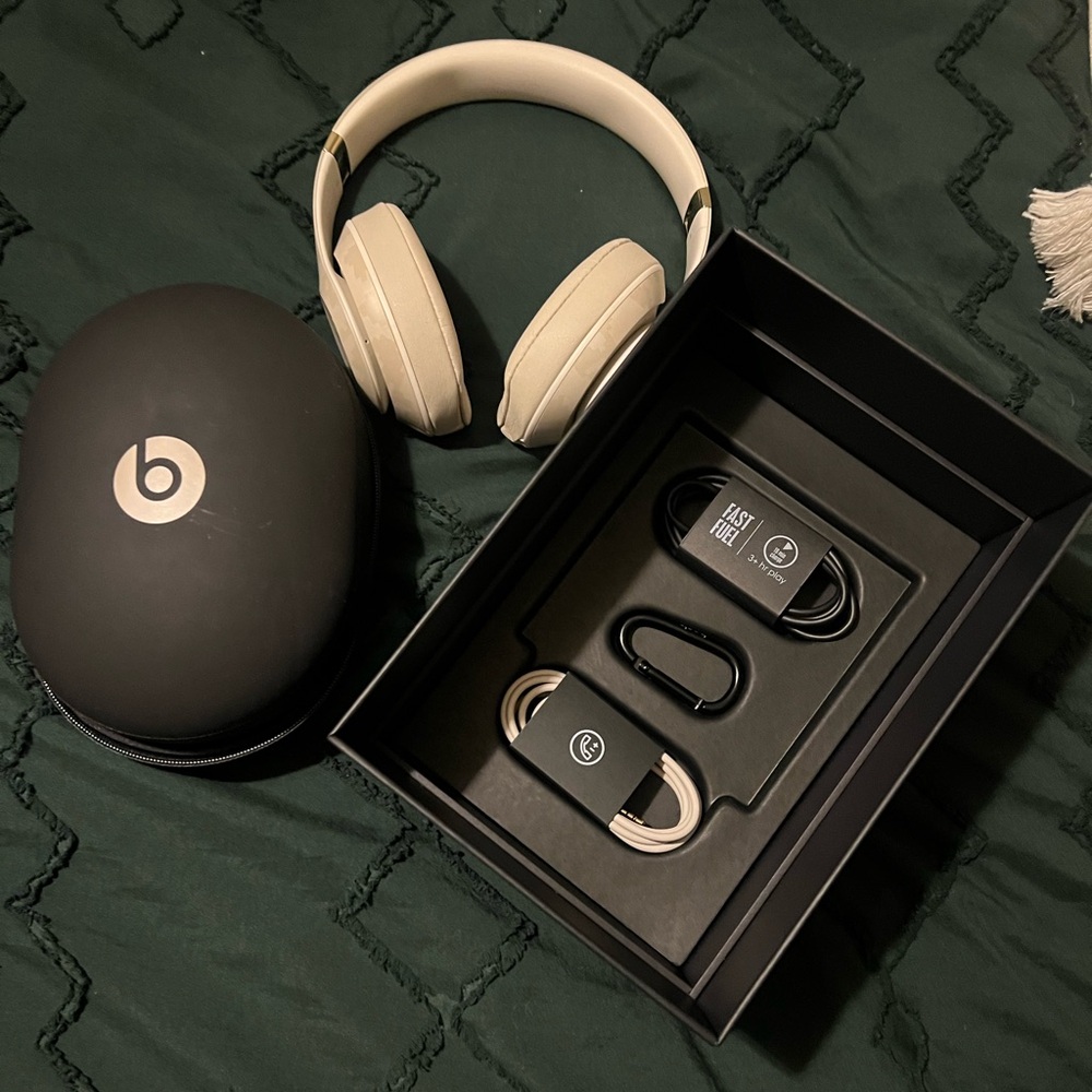 Beats Studio 3 Camo Edition Sand Dune WITH BOX AND ALL CORDS